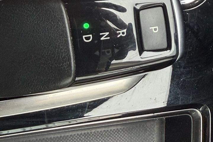 Grå Peugeot 3008 fra 2021