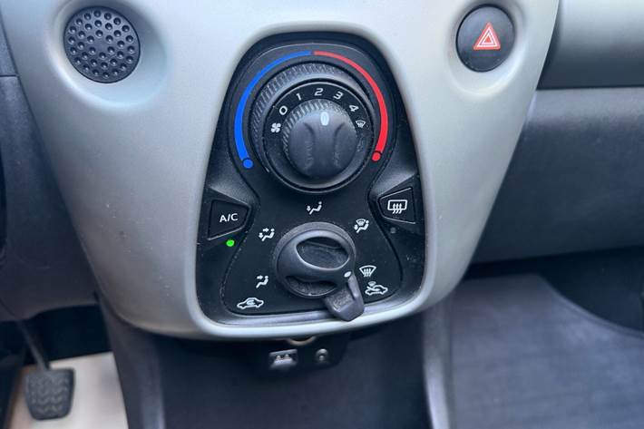 Rød Peugeot 108 fra 2015