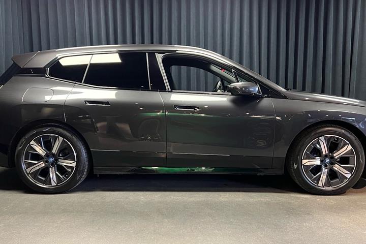 Grå BMW iX fra 2023
