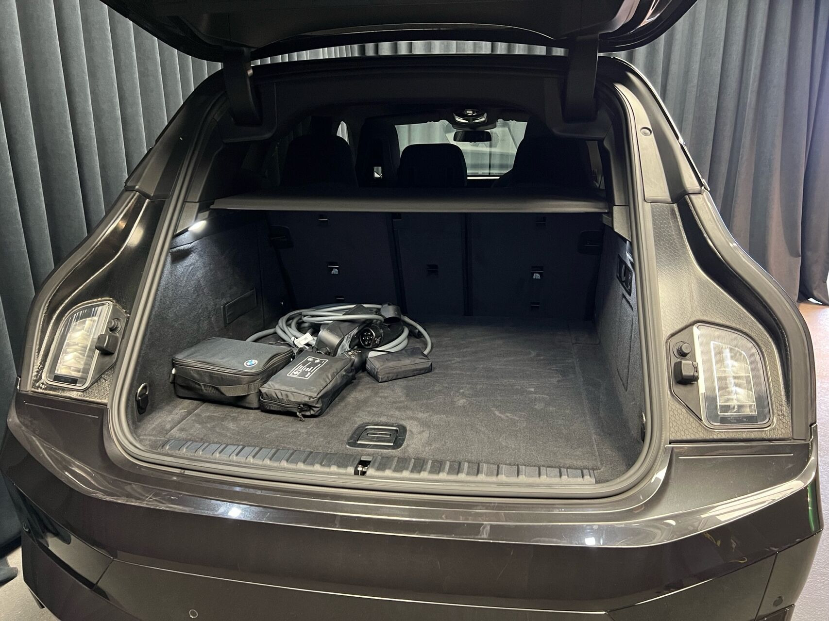 Grå BMW iX fra 2023