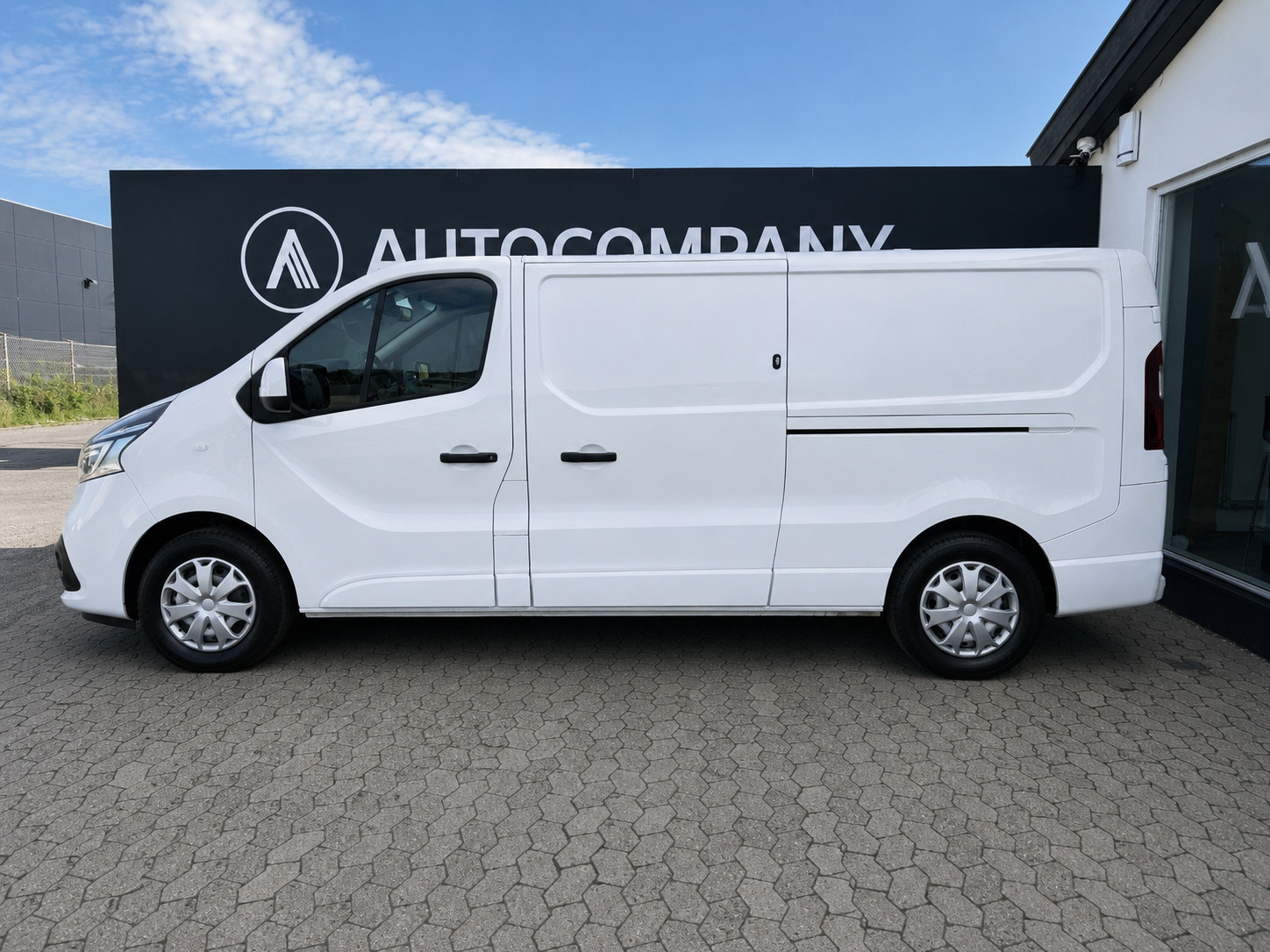 Hvid Renault Trafic T29 fra 2021