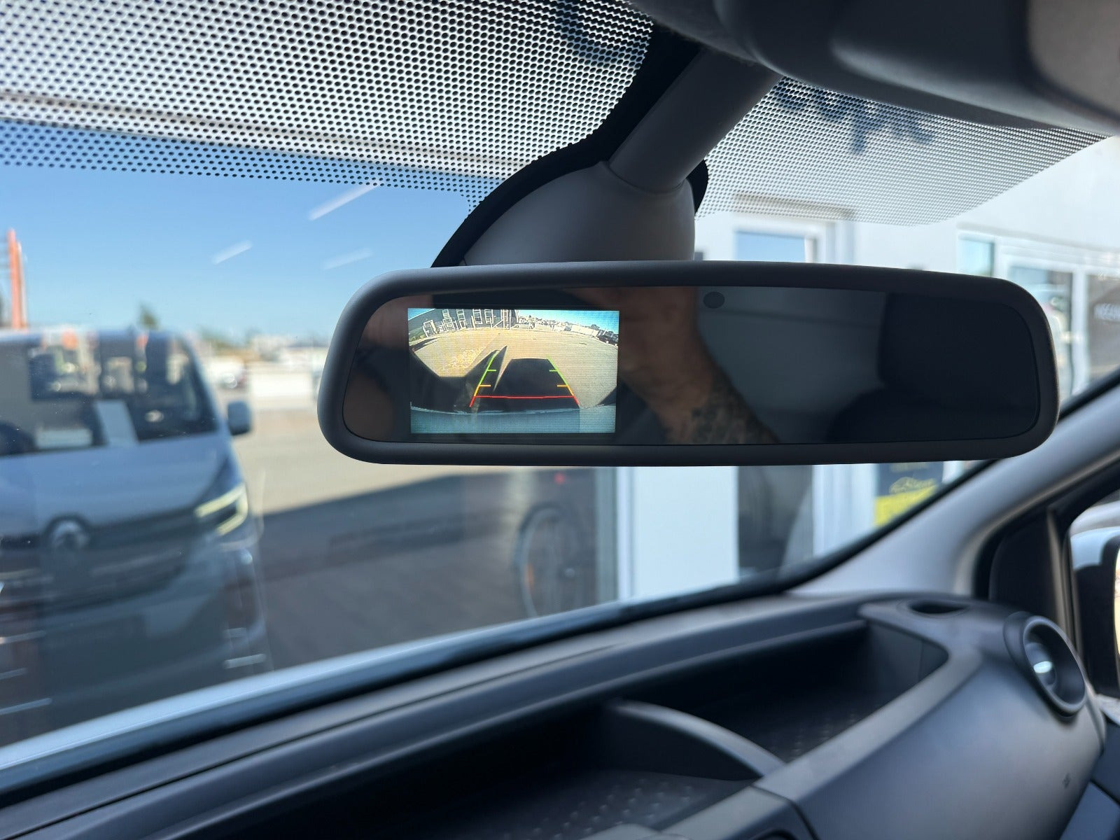 Hvid Renault Trafic T29 fra 2021