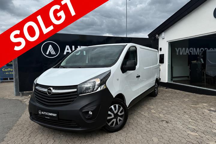 Hvid Opel Vivaro fra 2019 set udefra