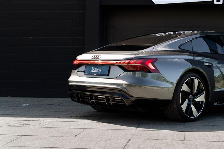 Grå Audi e-tron GT fra 2022