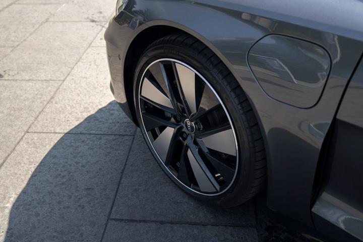 Grå Audi e-tron GT fra 2022
