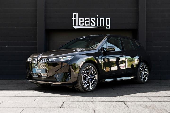 Sort BMW iX fra 2023 set udefra