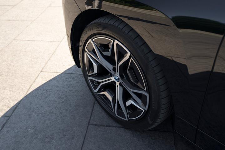 Sort BMW iX fra 2023