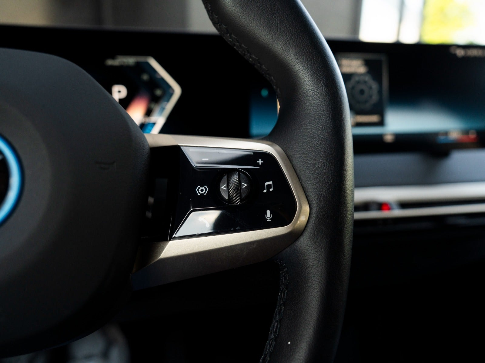 Sort BMW iX fra 2023