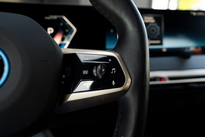 Sort BMW iX fra 2023