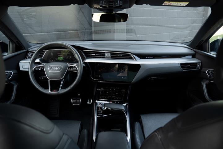 Sort Audi Q8 e-tron fra 2023