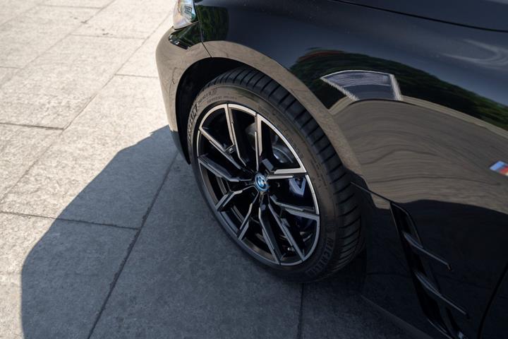 Sort BMW i4 fra 2023