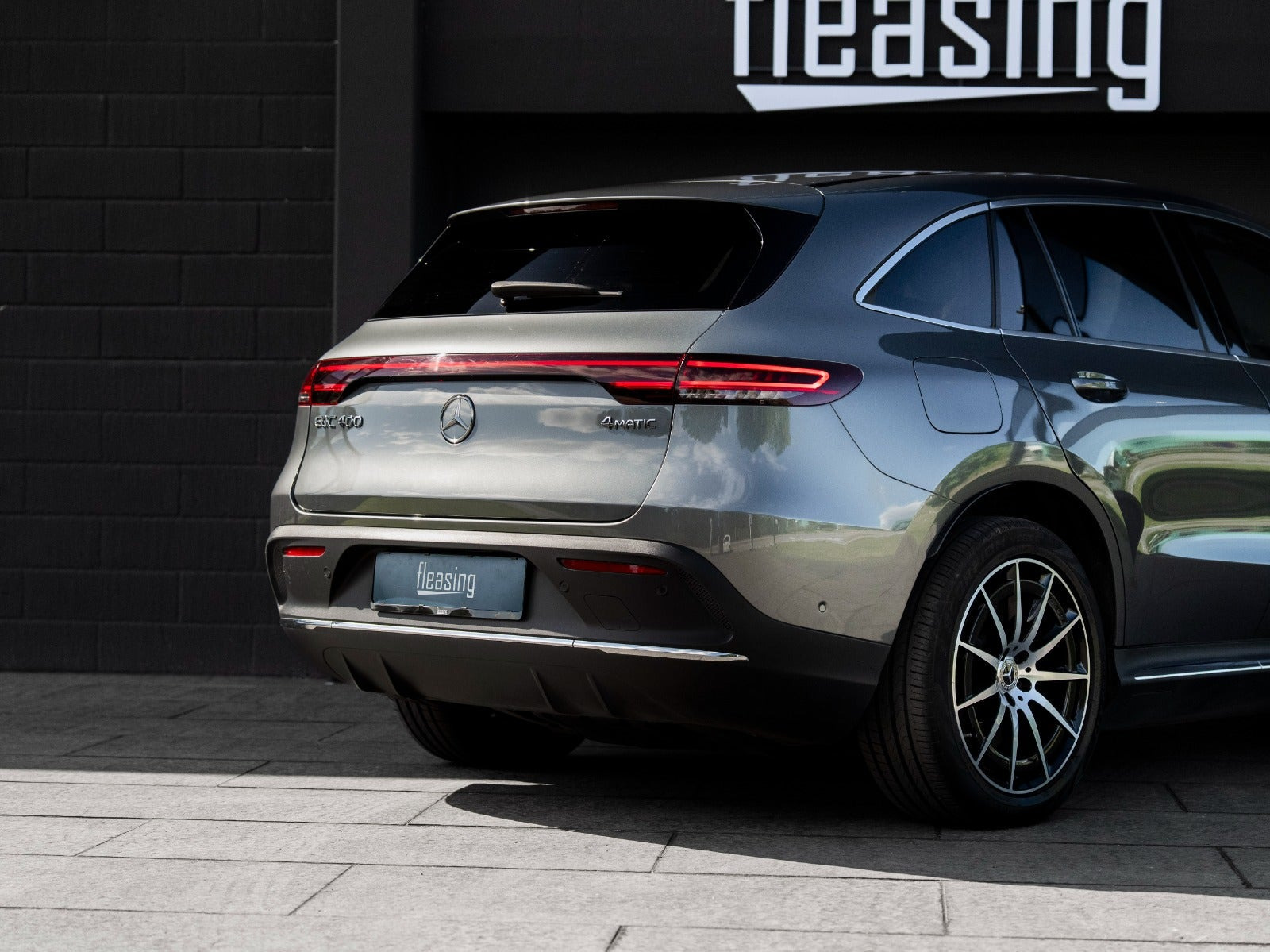 Grå Mercedes EQC400 fra 2021
