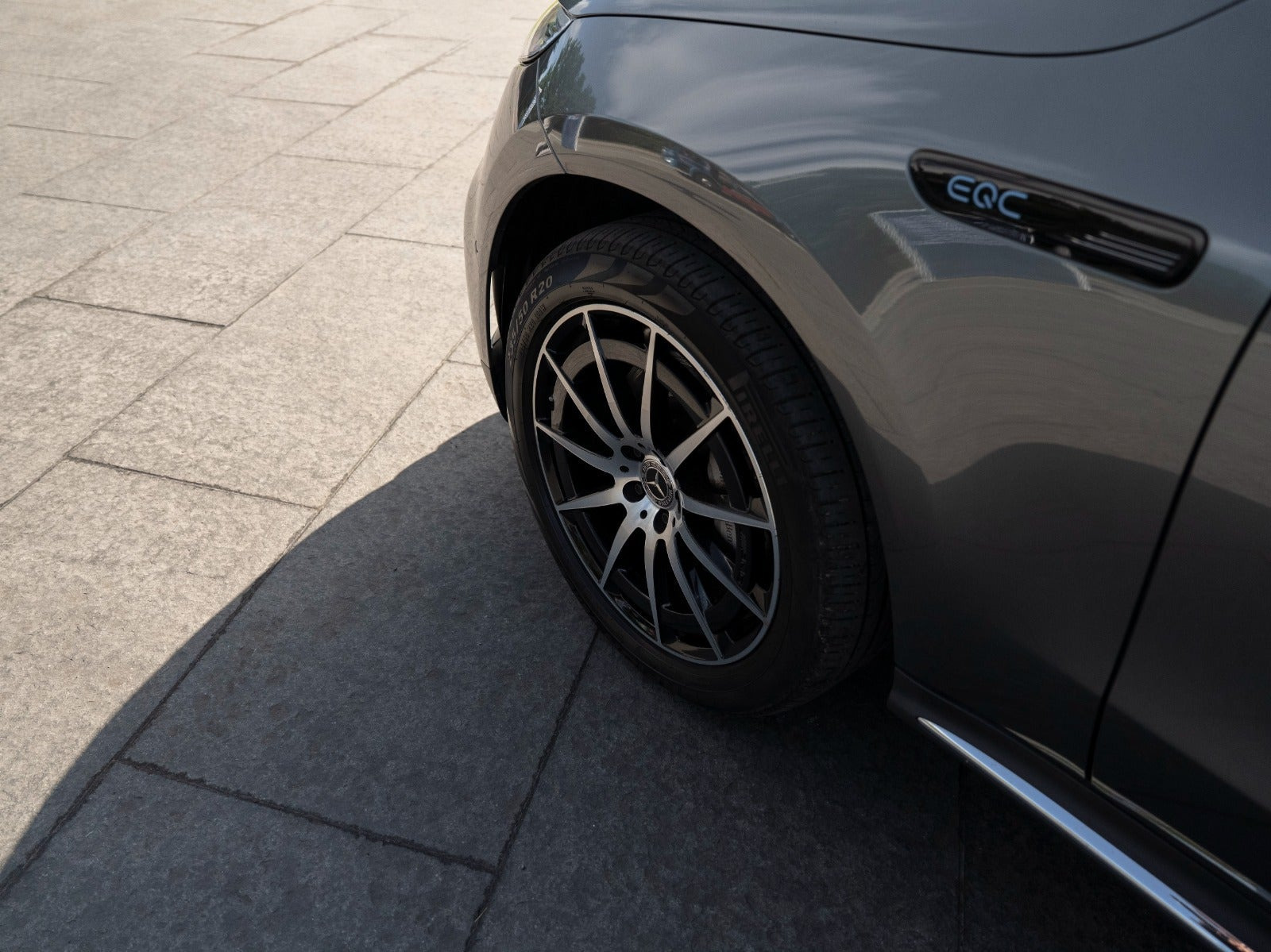 Grå Mercedes EQC400 fra 2021