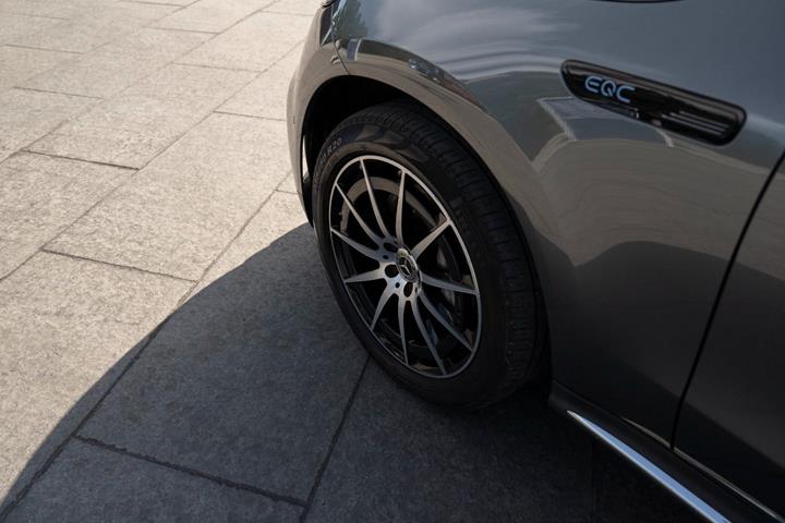 Grå Mercedes EQC400 fra 2021