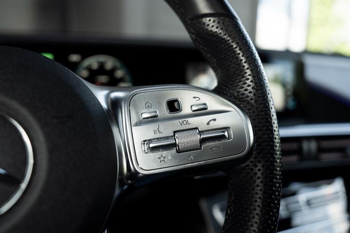 Grå Mercedes EQC400 fra 2021
