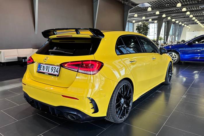 Gul Mercedes A35 fra 2020
