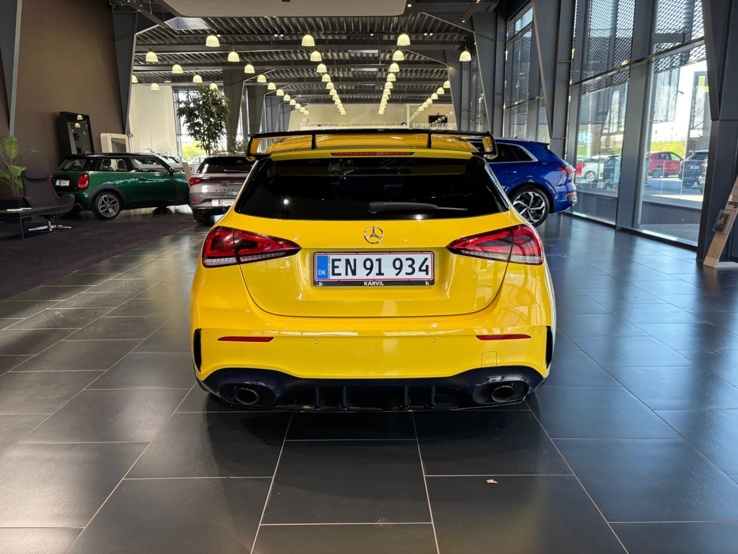 Gul Mercedes A35 fra 2020