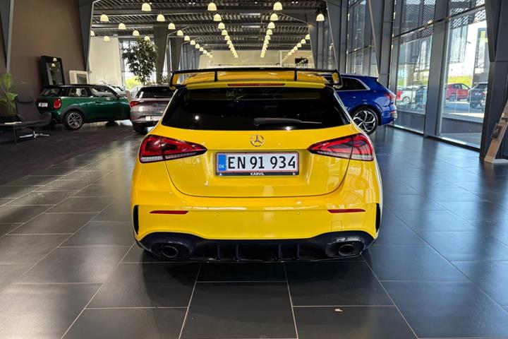 Gul Mercedes A35 fra 2020
