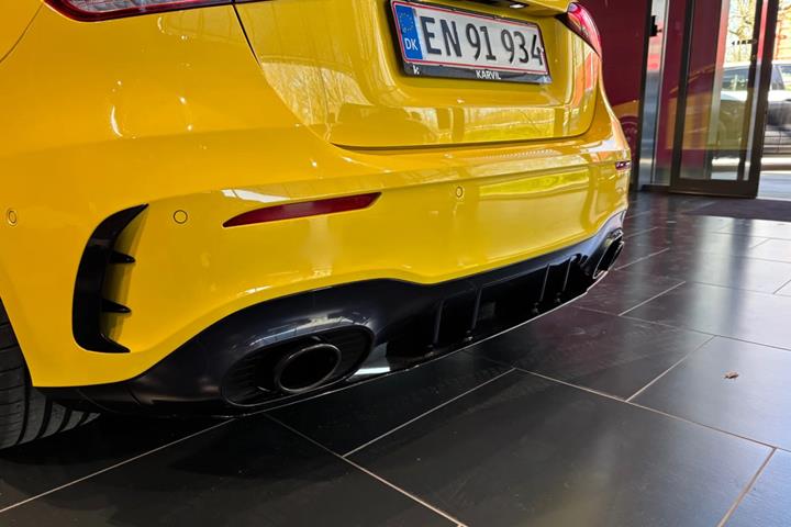Gul Mercedes A35 fra 2020