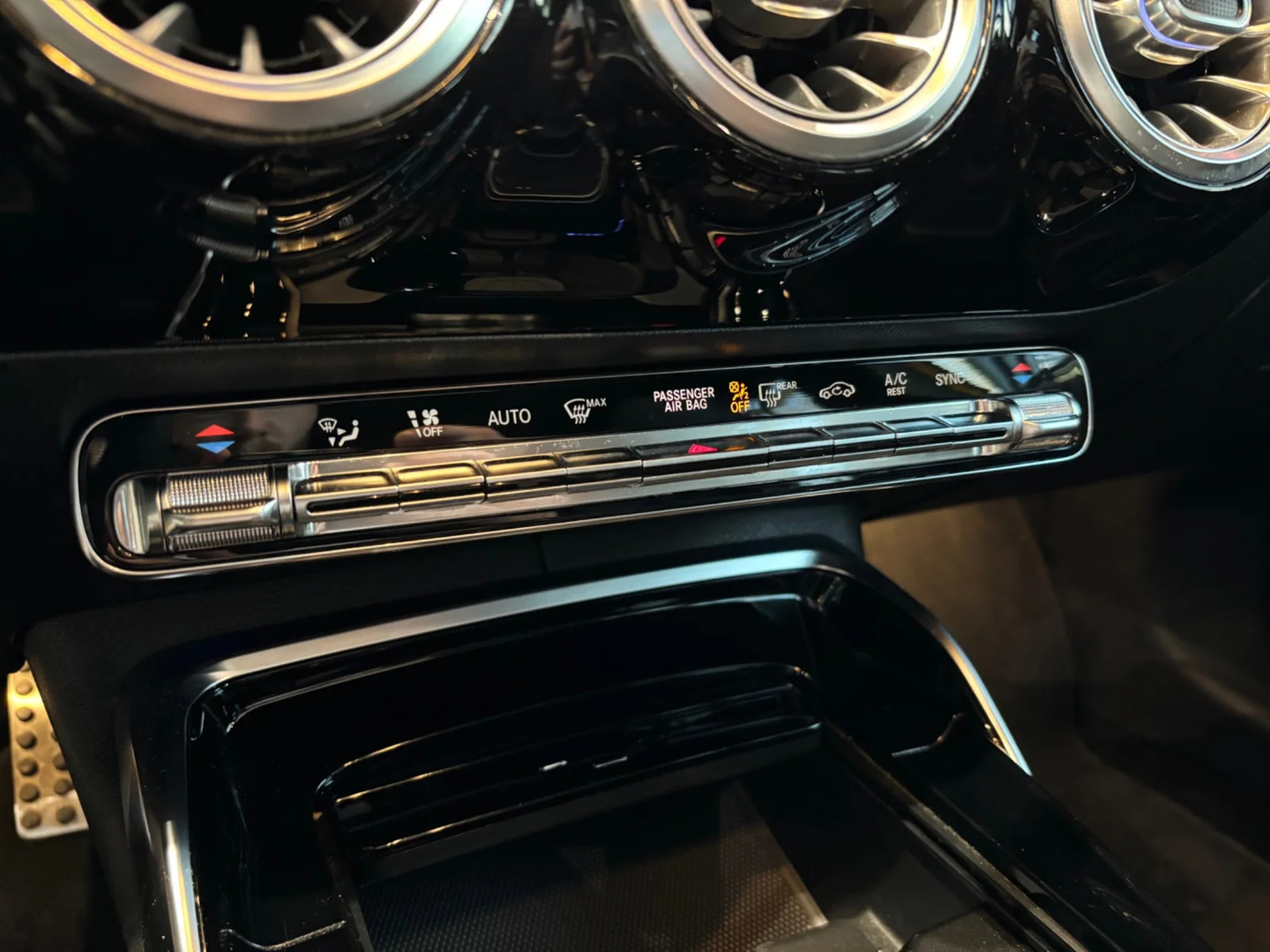 Gul Mercedes A35 fra 2020