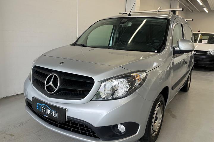 Sølv Mercedes Citan 109 fra 2021 set udefra