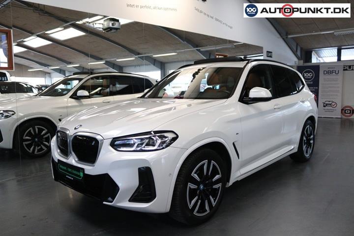 Hvid BMW iX3 fra 2023 set udefra