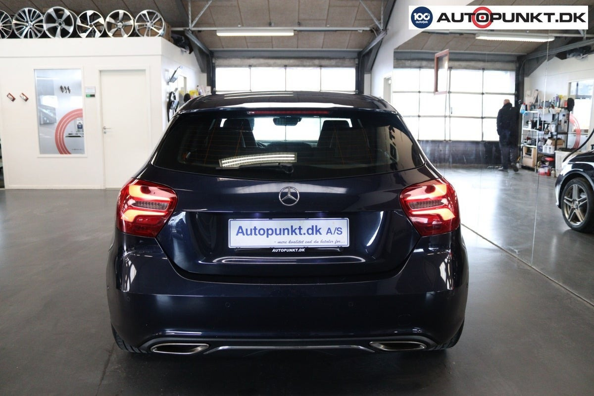 Blå Mercedes A200 d fra 2017
