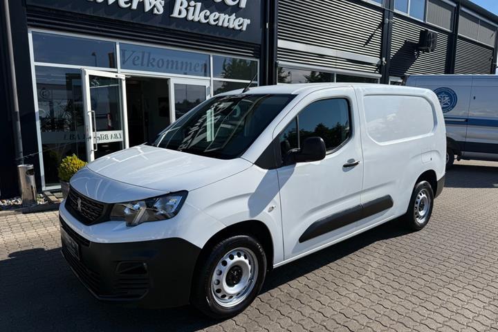 Hvid Peugeot Partner fra 2021 set udefra