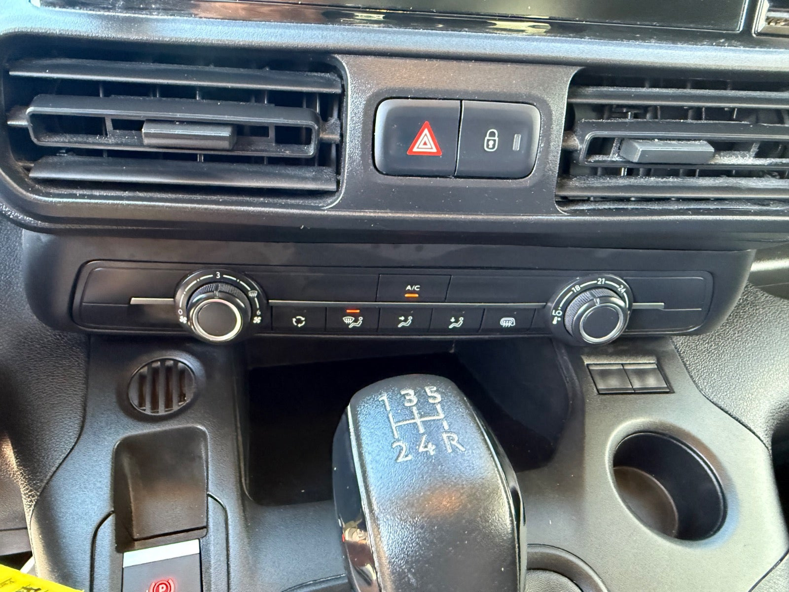 Hvid Peugeot Partner fra 2021