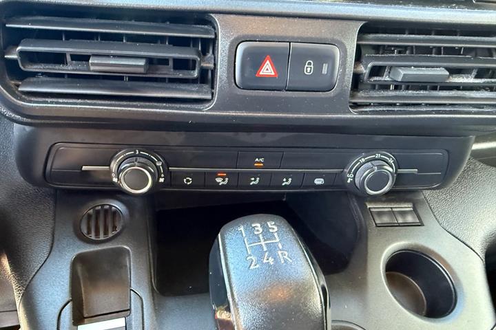 Hvid Peugeot Partner fra 2021