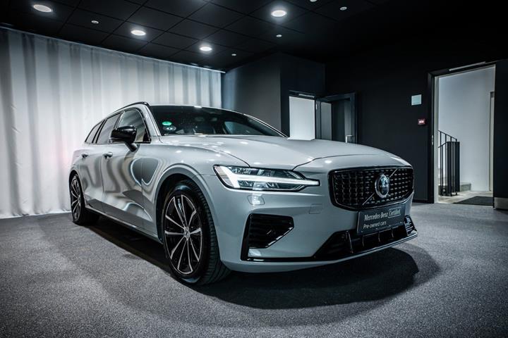 Grå Volvo V60 fra 2024 set udefra
