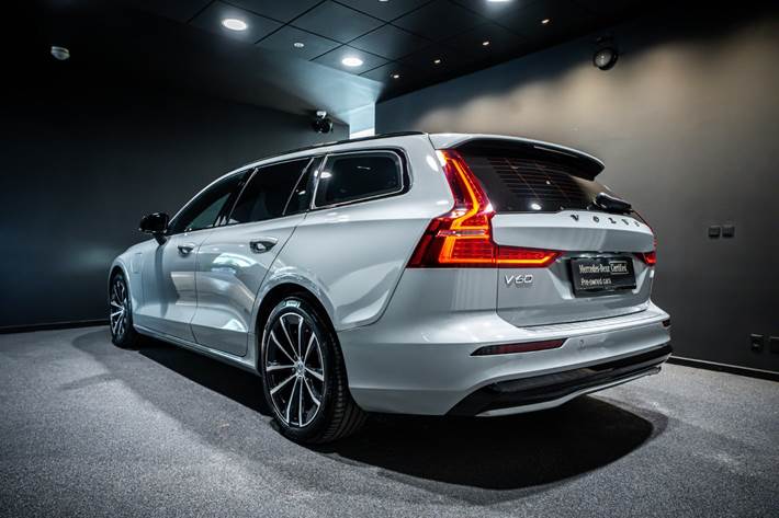 Grå Volvo V60 fra 2024
