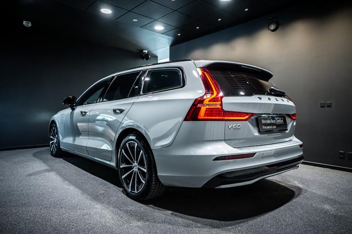 Grå Volvo V60 fra 2024