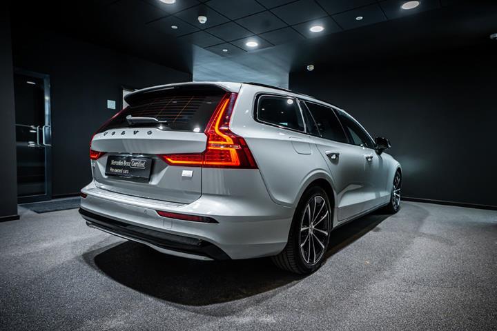 Grå Volvo V60 fra 2024