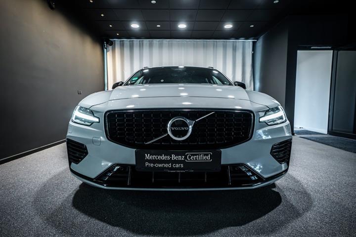 Grå Volvo V60 fra 2024