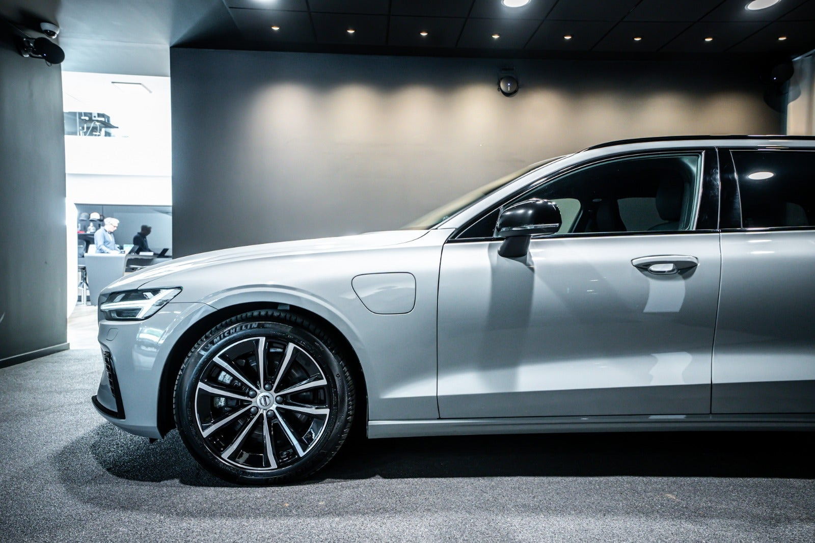 Grå Volvo V60 fra 2024