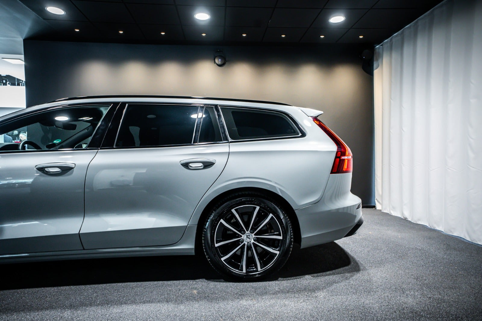 Grå Volvo V60 fra 2024