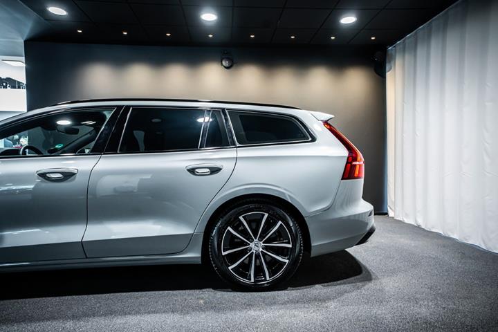 Grå Volvo V60 fra 2024