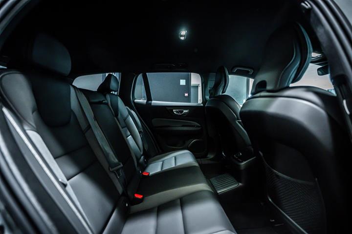 Grå Volvo V60 fra 2024