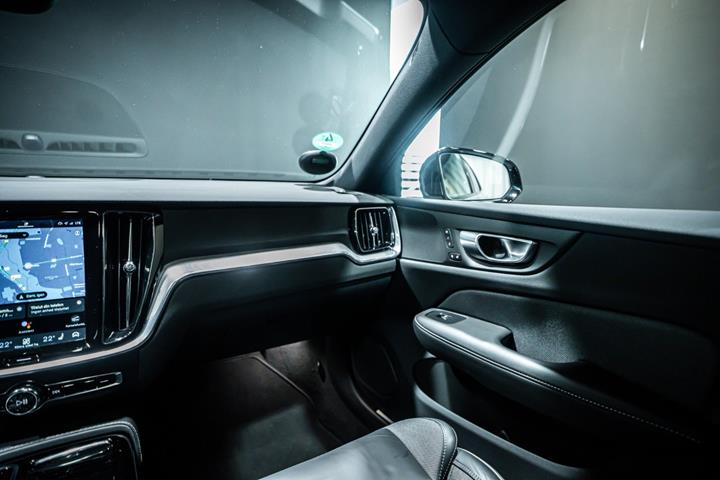 Grå Volvo V60 fra 2024