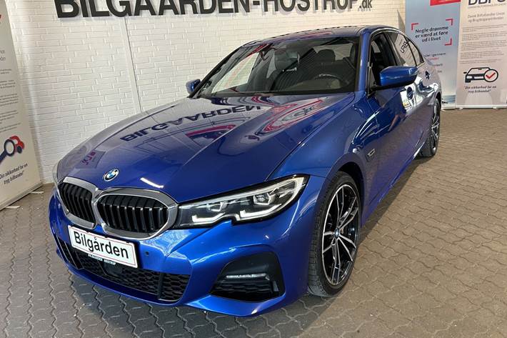 Blå BMW 330e fra 2022