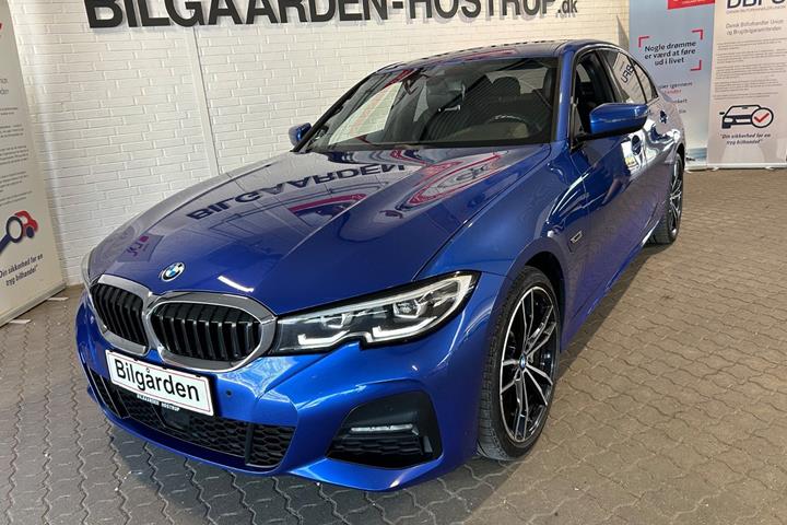 Blå BMW 330e fra 2022 set udefra