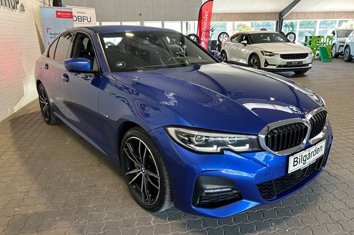 Blå BMW 330e fra 2022