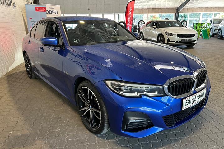 Blå BMW 330e fra 2022