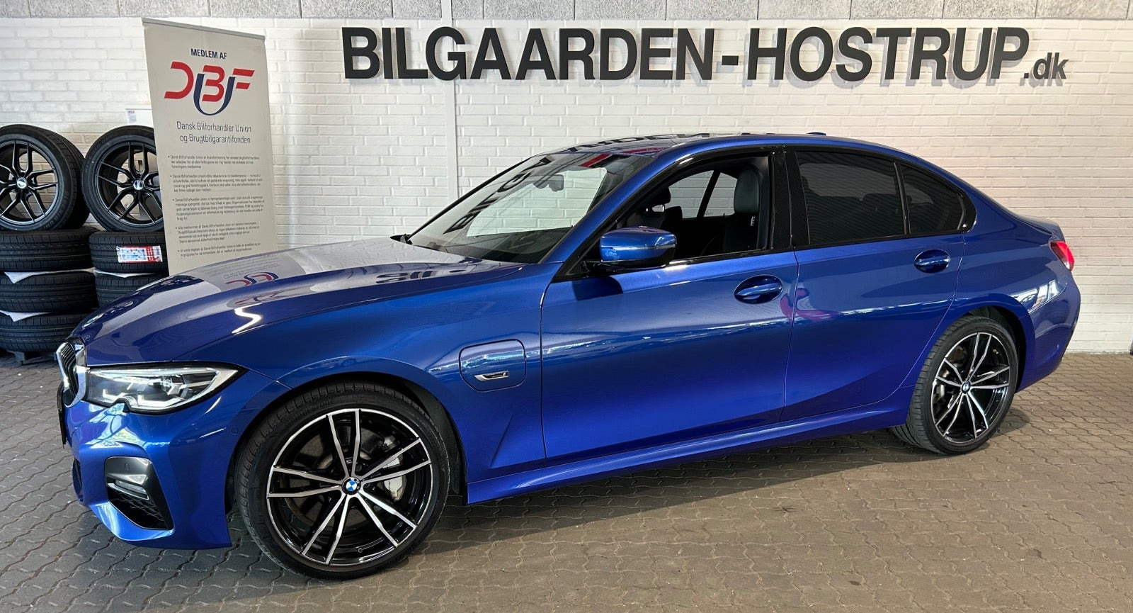 Blå BMW 330e fra 2022