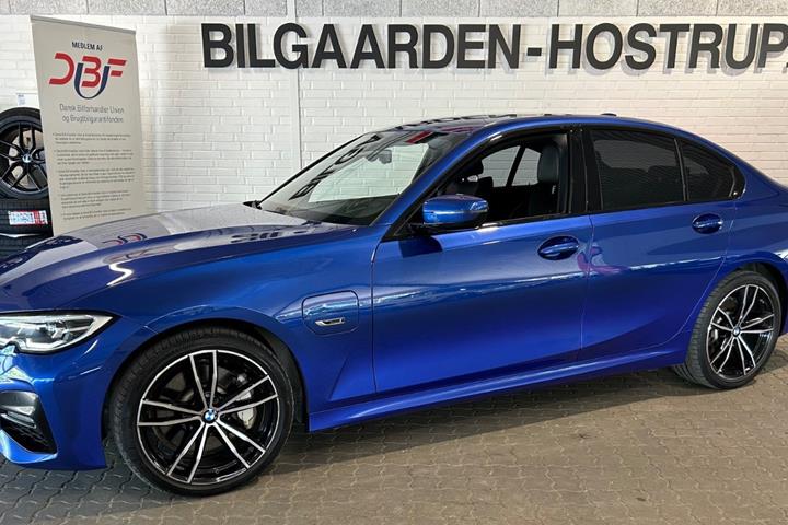 Blå BMW 330e fra 2022