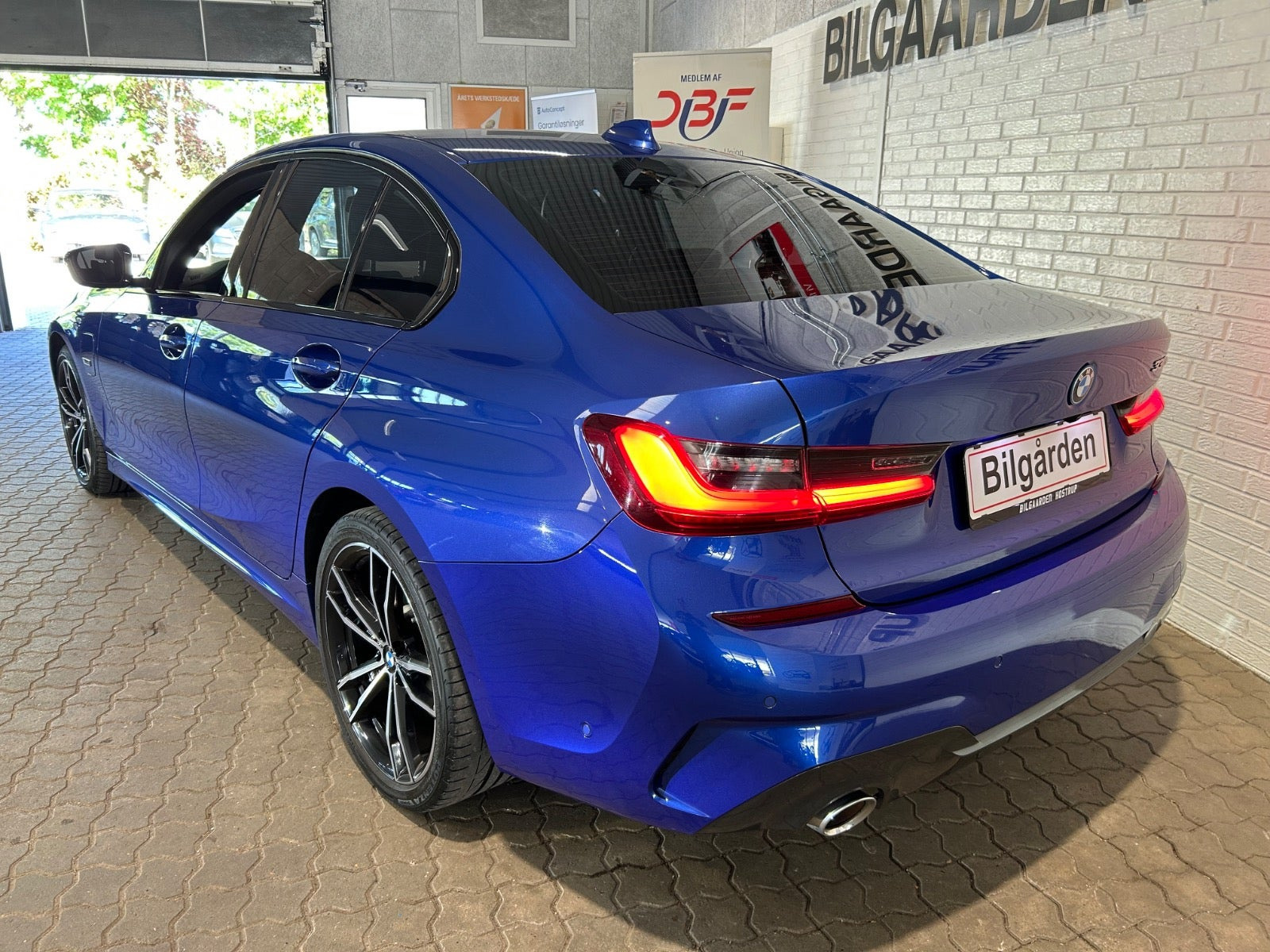 Blå BMW 330e fra 2022