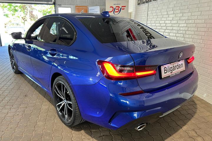Blå BMW 330e fra 2022