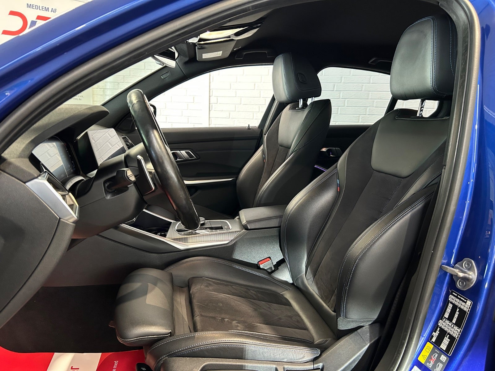 Blå BMW 330e fra 2022