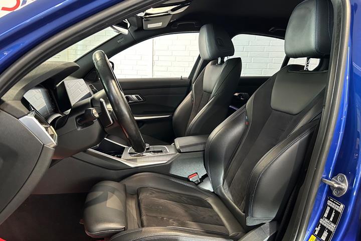 Blå BMW 330e fra 2022